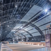 Innenansicht der Glashalle bei Nacht