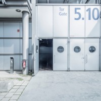 Zugänge zu den Messehallen von außen