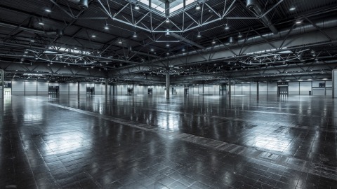 Innenansicht einer leeren Messehalle Innenansicht einer leeren Messehalle