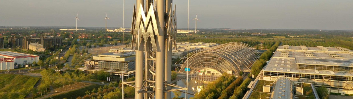 Leipziger Messe: Messegelände mit Blick auf Messeturm, Glashalle und Merkurbrunnen 